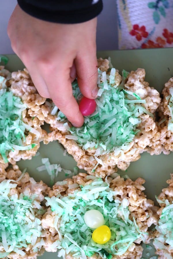 This is a fun and easy easter dessert for kids. 