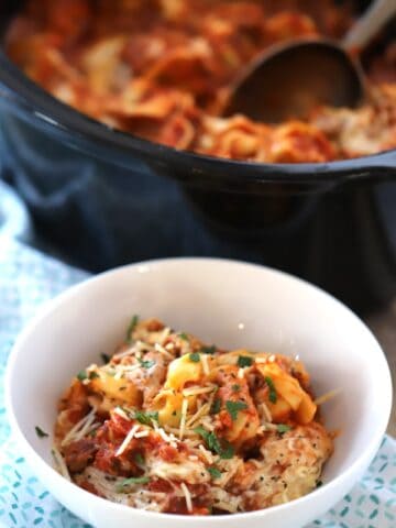 This slow cooker cheese tortellini pasta bake has a spicy ground sausage meat sauce with Mozzarella cheese and cheese tortellini! Yummo!!