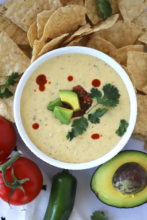 cremiger Pepperjack Queso mit Pommes Frites, Avocado und Tomaten