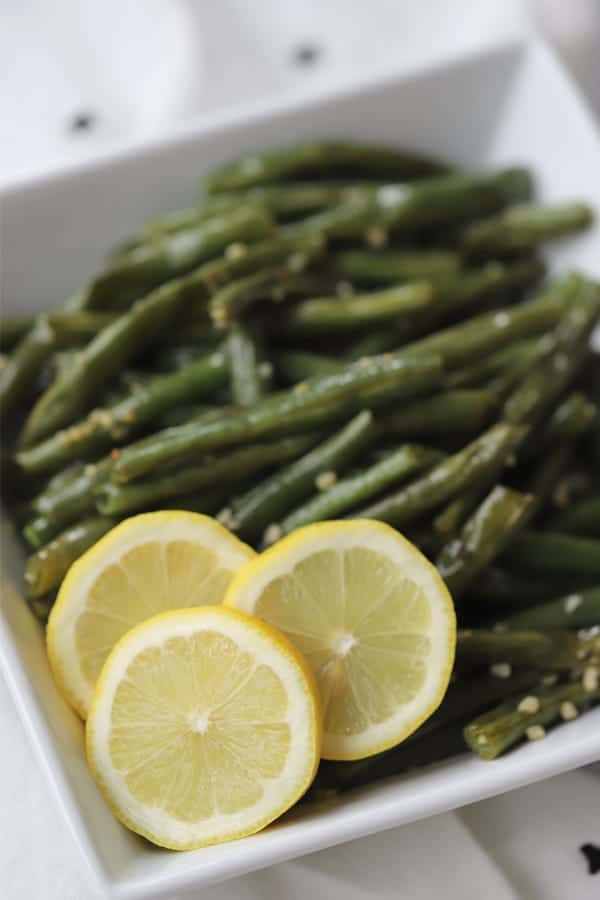 oven roasted green beans with garlic and lemon, oven baked green beans, green beans in oven. long string beans. 