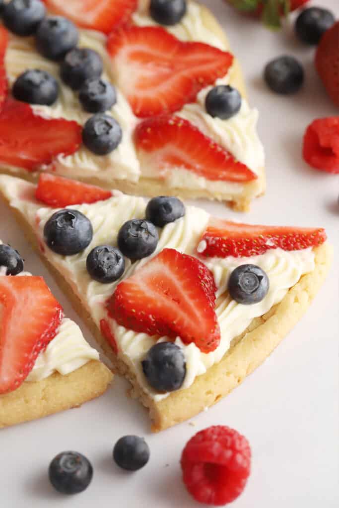 Easy Fruit Pizza Recipe - The Carefree Kitchen