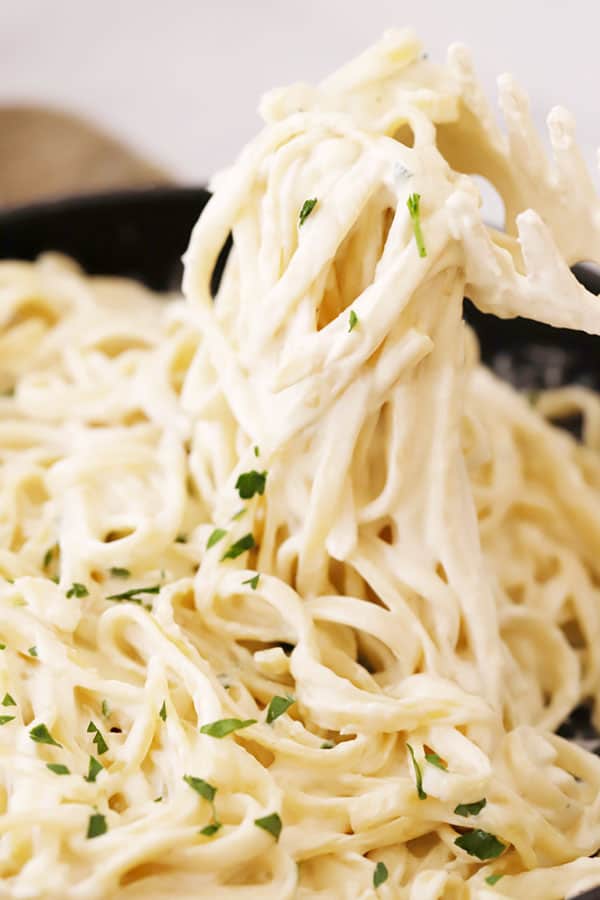 easy alfredo sauce on fettuccini noodles