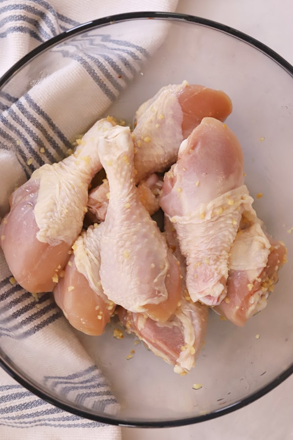 chicken drumstick recipes, raw chicken legs in a bowl,  chicken leg recipes, best way to cook chicken drumsticks. 
