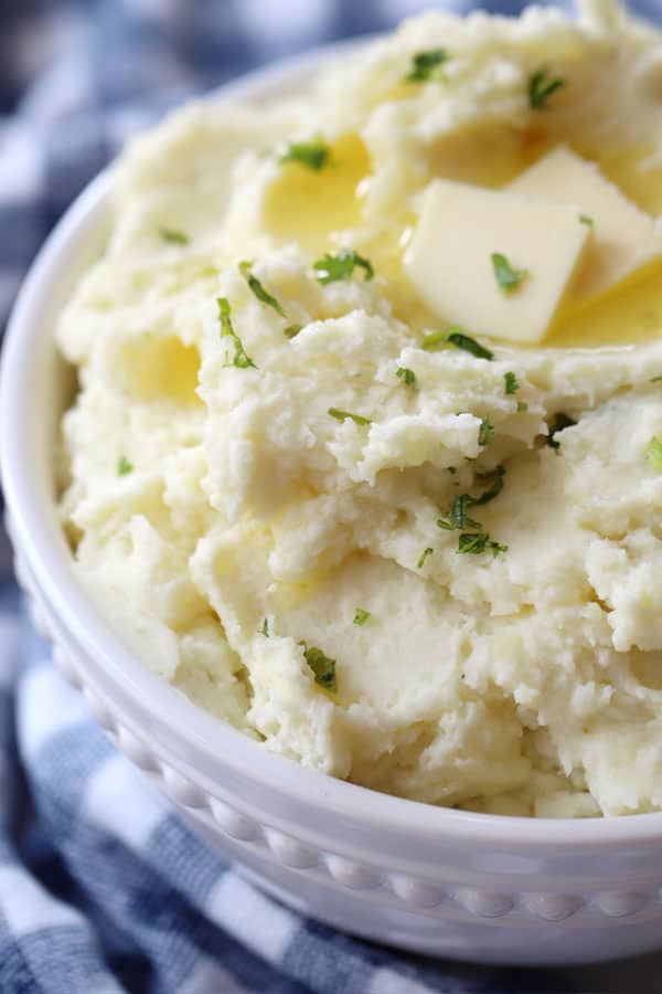 make ahead mashed potatoes in a bowl, ready to be served. holiday mashed potatoes, mashed potatoes ahead of time,