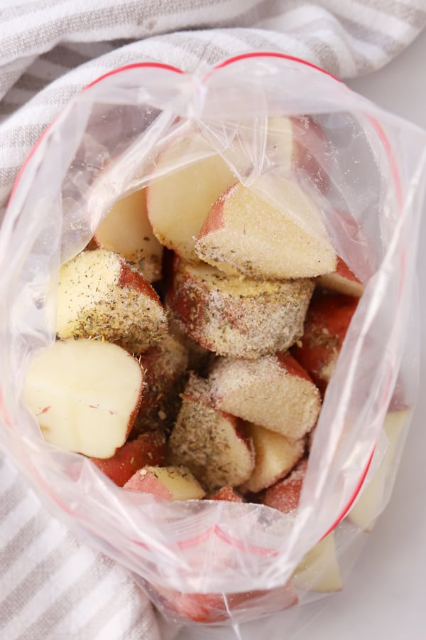 garlic and herb seasonings for potatoes, inside a bag to coat the potatoes, how to make oven cheesy potatoes. cheesy roasted potatoes.