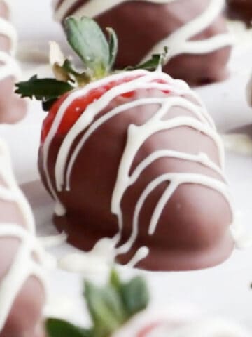 chocolate dipped strawberries on a white serving tray, best chocolate covered strawberries recipe. chocolate dip for strawberries.