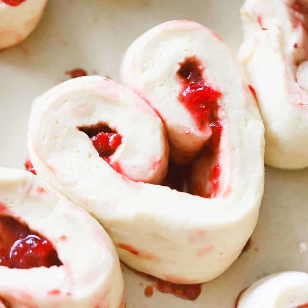 Raspberry cinnamon buns ready to bake, the best sweetroll recipe with raspberries.