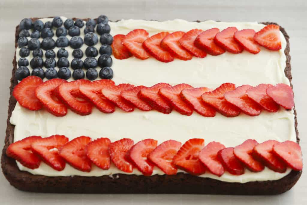 how to make brownies for 4th of july; brownie recipe american flag; brownie american recipe. brownies american recipe, memorial day dessert ideas , fancy decorated brownies. 