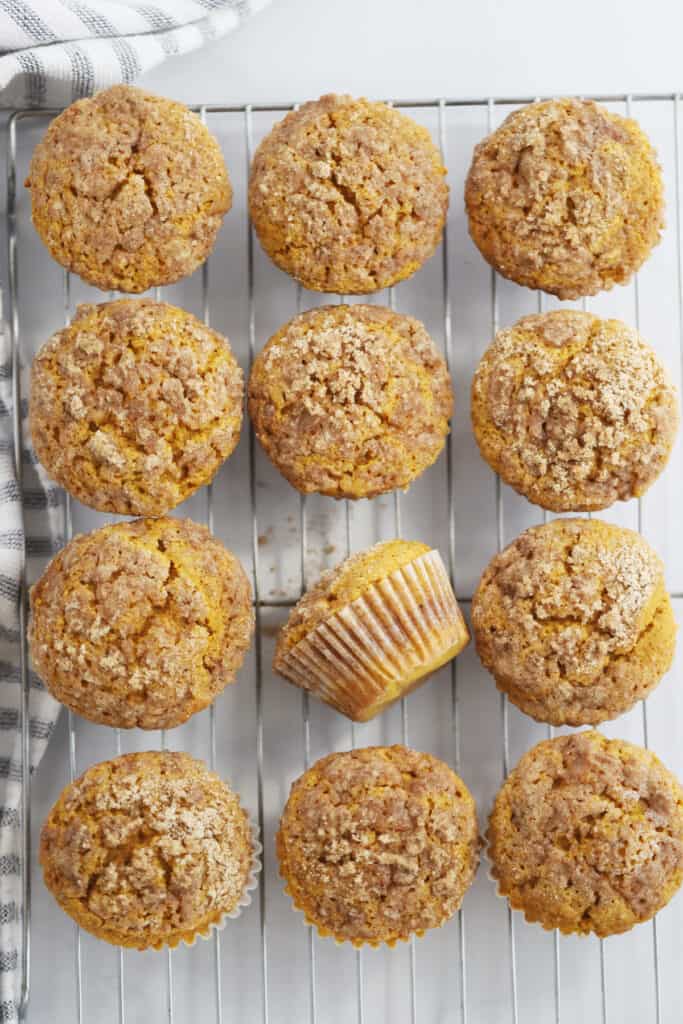 pumpkin muffins with cake mix cooling on a wire rack, Spice cake with pumpkin muffins, pumpkin muffins spice cake mix.