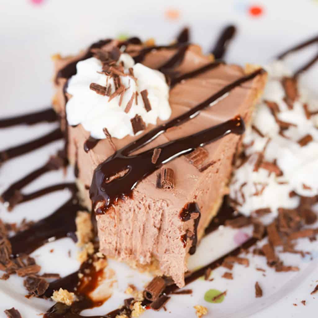 no bake nutella cheesecake with chocolate drizzle on top, nutella cheese cake. easy no bake pie, 