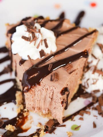 no bake nutella cheesecake with chocolate drizzle on top