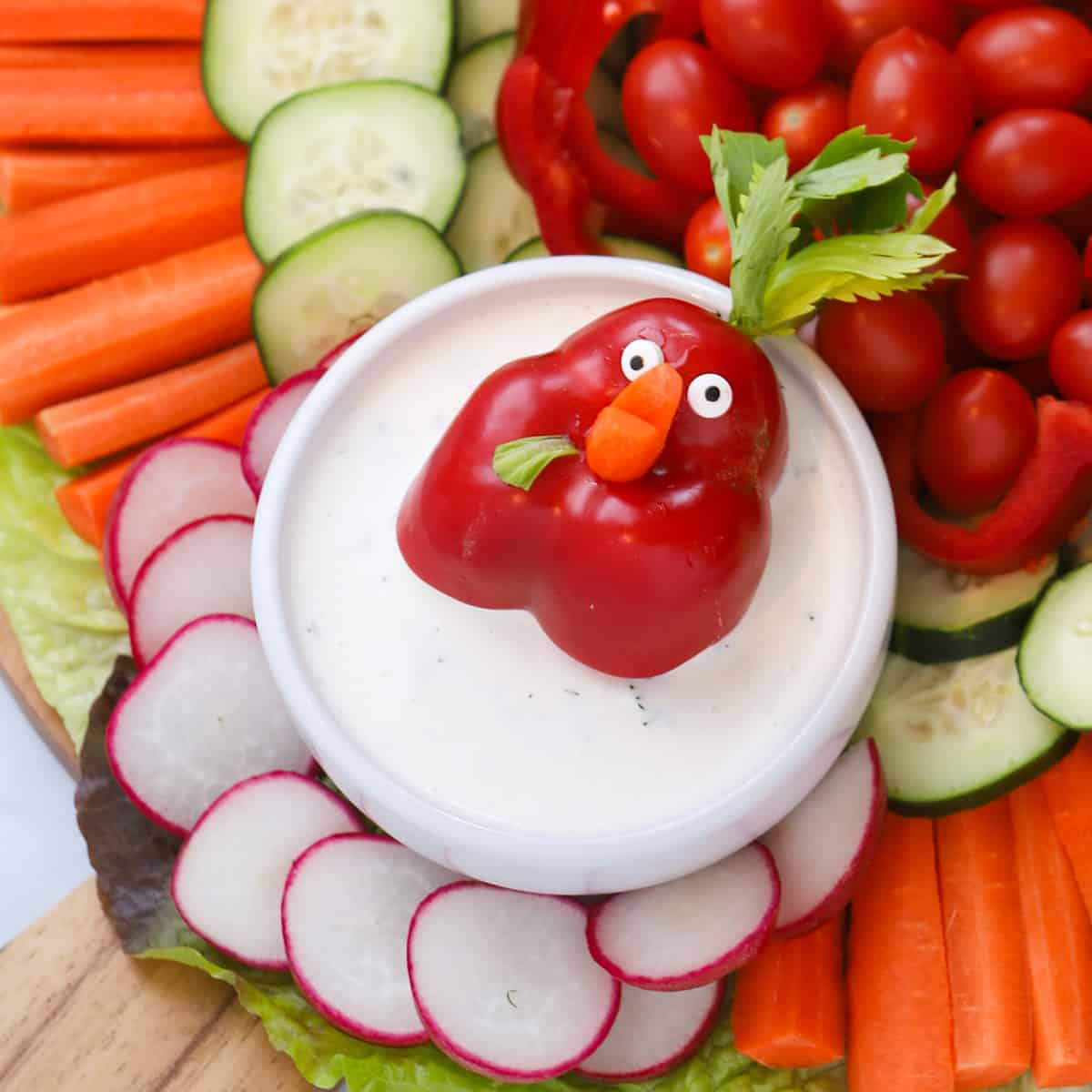 vegetable tray shaped like a turkey for thanksgiving dinner
