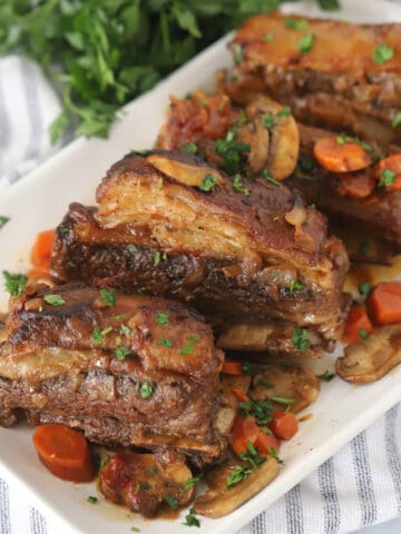 amazing beef short ribs recipe made in the crockpot, beef short ribs in slow cooker.