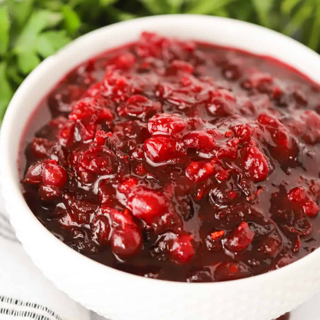 how to make homemade cranberry sauce recipe. best thanksgiving side dishes.