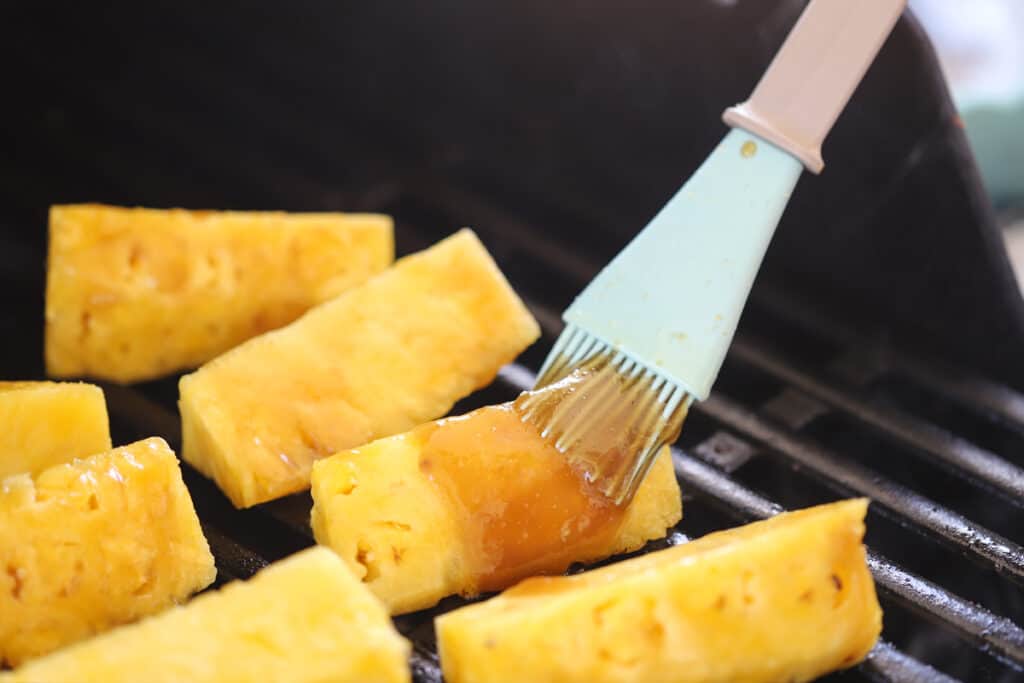 Brown sugar glaze for grilled pineapple. How to grill pineapple. Grilled pineapple brown sugar. Pineapple cinnamon.