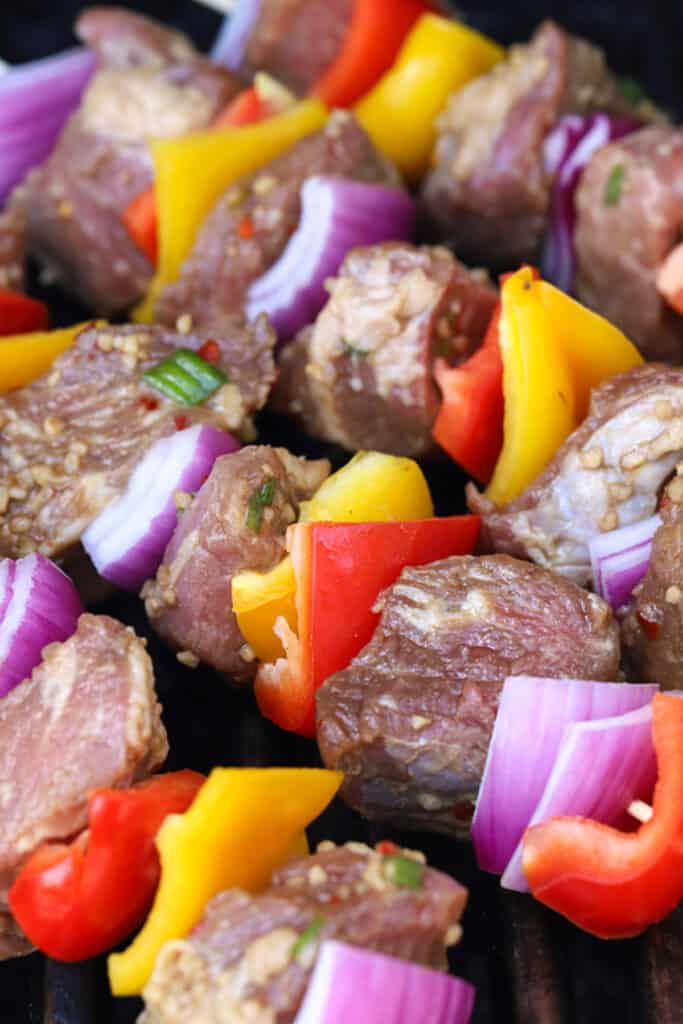 how to make beef steak kabobs, easy asian beef skewers recipe. 