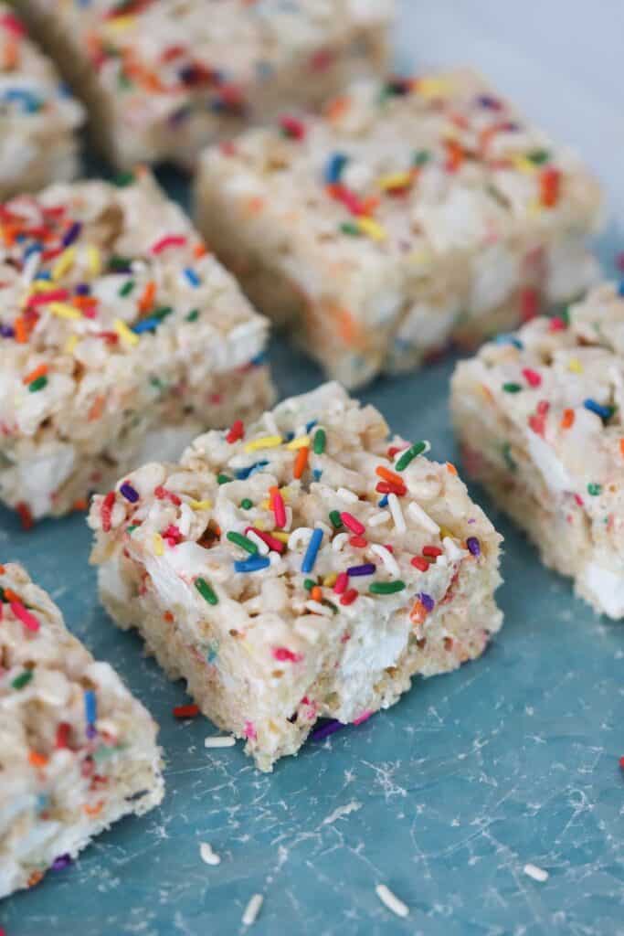 Rice krispies treats with sprinkles, confetti rice krispie treats, birthday rice krispie treats. Rice krispies birthday treats.