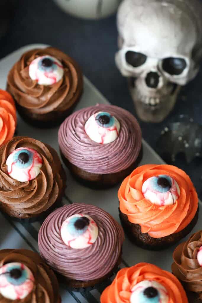 how to decorate cupcakes for halloween, eyeball cupcakes, halloween cupcakes eyeballs.