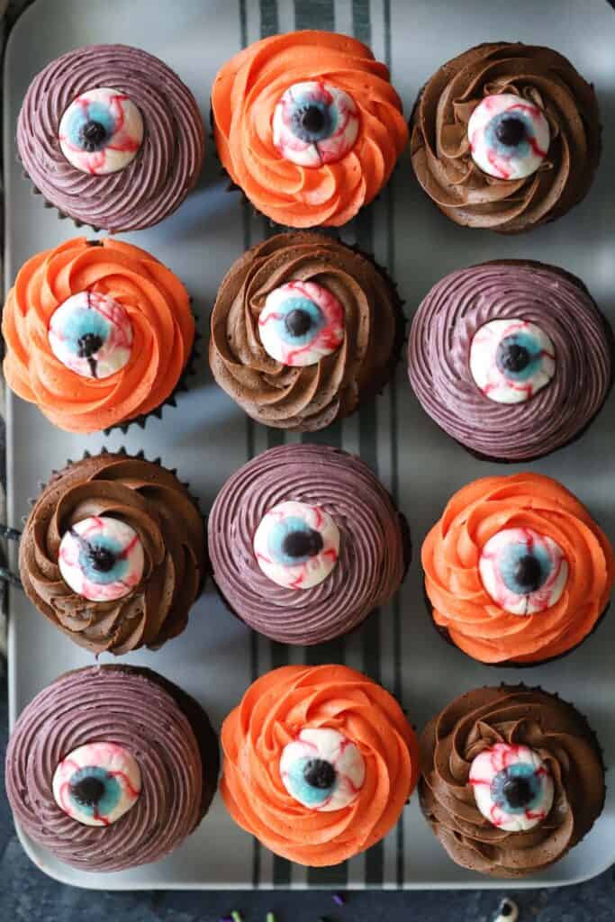 halloween cupcakes, eyeball cupcakes, cyclops cupcakes, halloween desserts, decorate cupcakes ideas, decorate cupcakes for halloween.