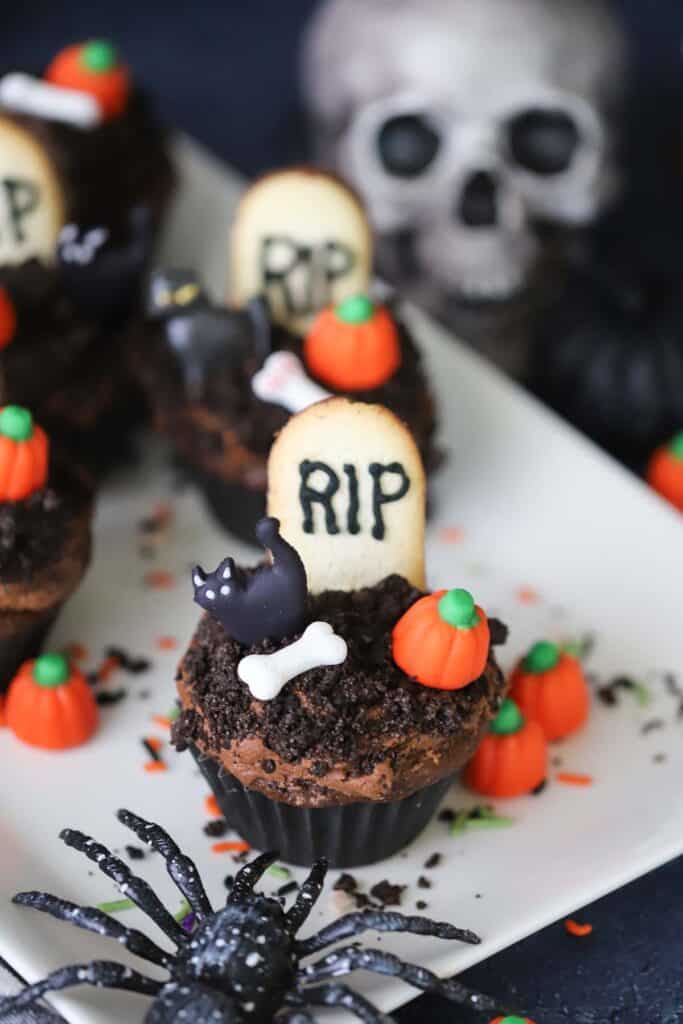 halloween graveyard cupcakes, creative halloween cupcakes ideas, easy halloween cupcakes.