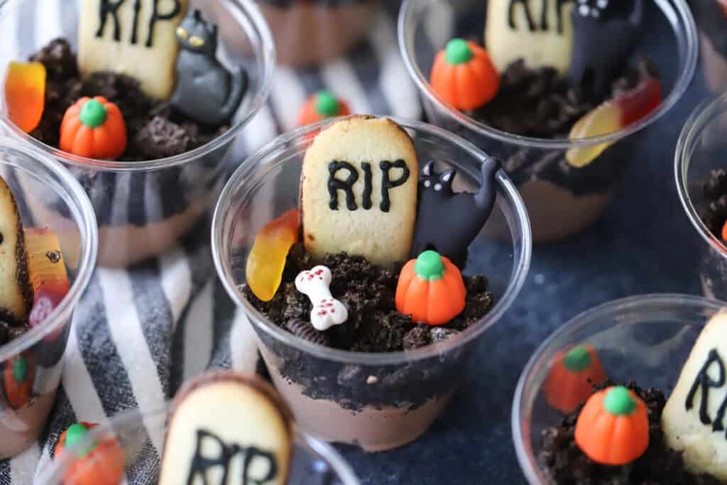 Halloween dirt cups, best halloween recipes, graveyard dirt cups, halloween oreo dirt cups.