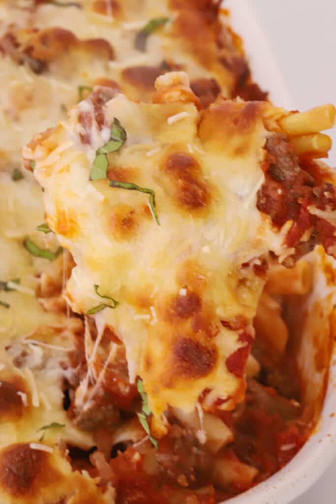 cooked baked ziti recipe, smothered with cheese. Baked ziti sour cream. Best ziti recipe. Sour cream in baked ziti. Easy baked.ziti. Easy ziti recipes.