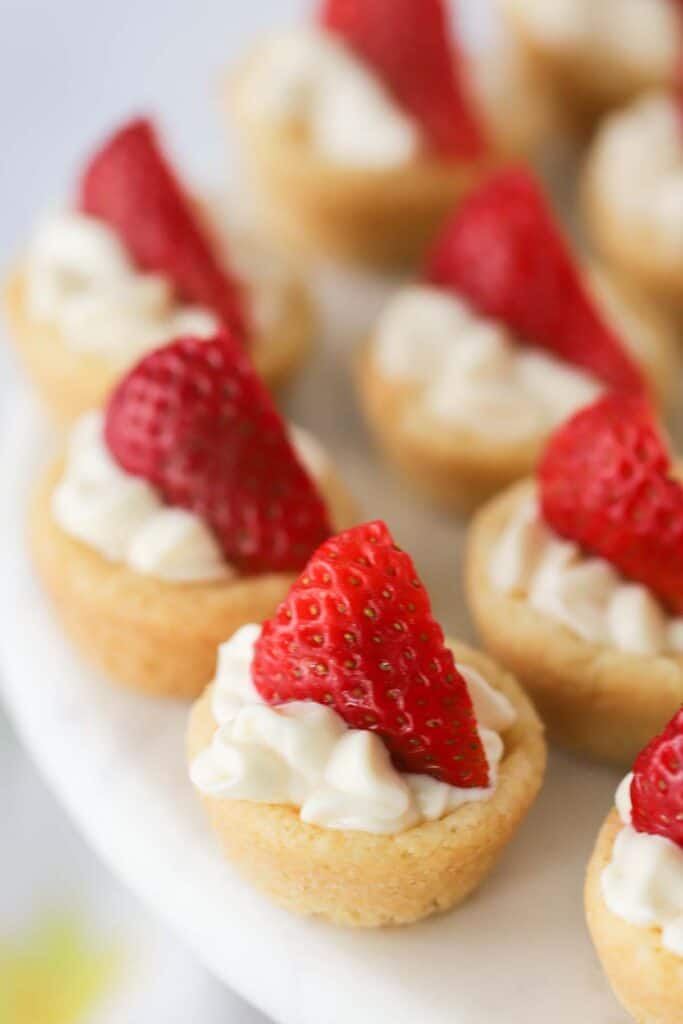 how to make cookie cups, lemon cream cookie cups with strawberry slices. 
