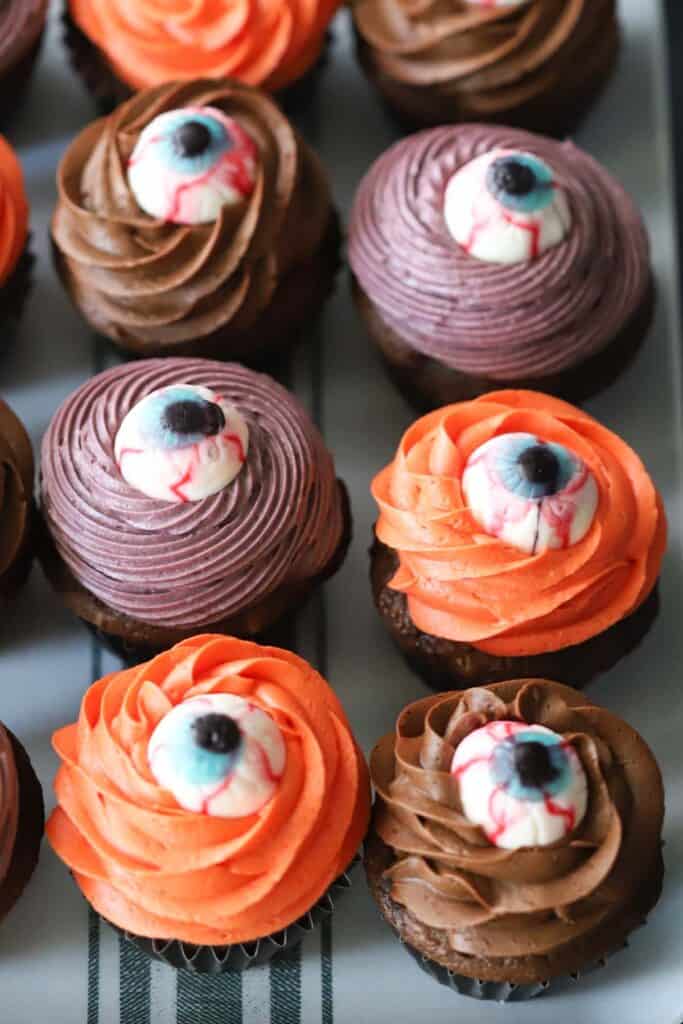 Decorating ideas for Halloween cupcakes, easy halloween cupcakes with eyes.