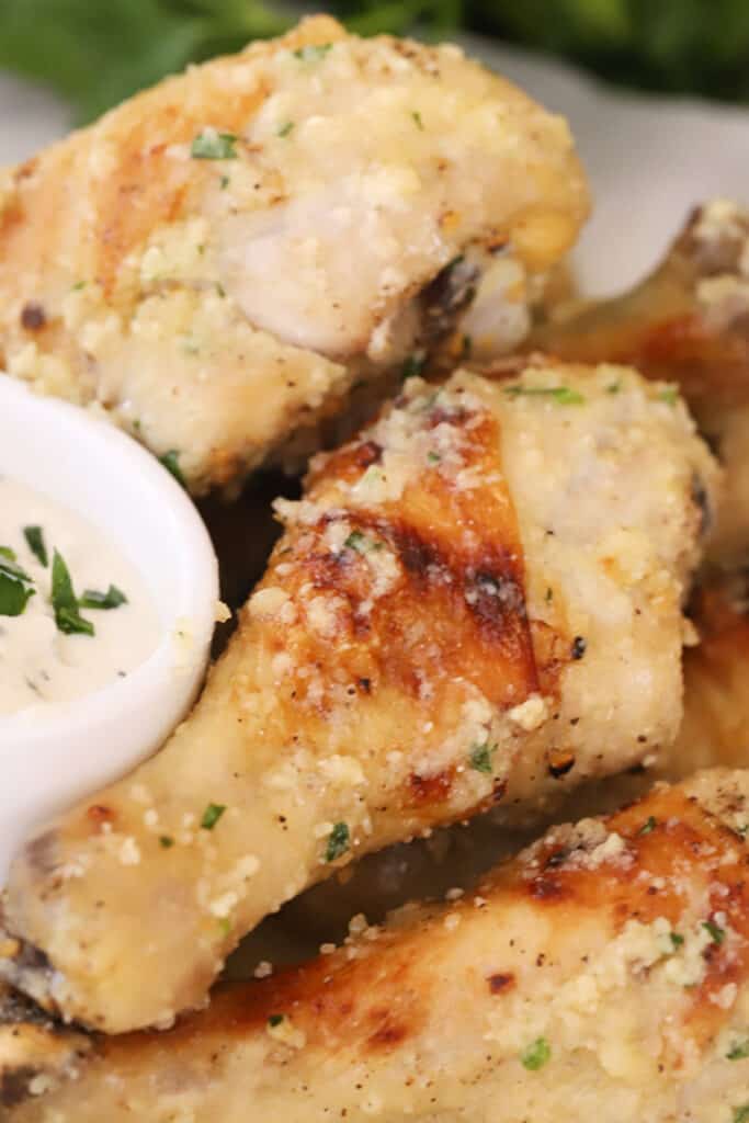 parmesan garlic drumstick recipe, easy drumsticks recipe covered in parmesan garlic sauce, a melt in your mouth chicken leg recipe. 