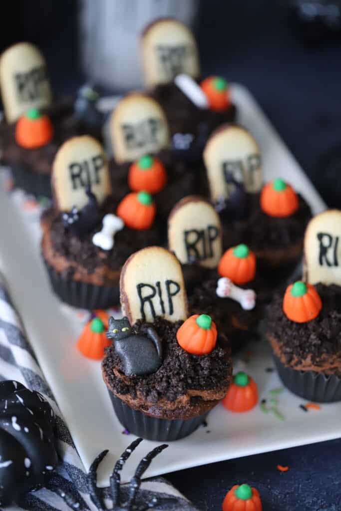 how to make halloween cupcakes, graveyard cupcakes