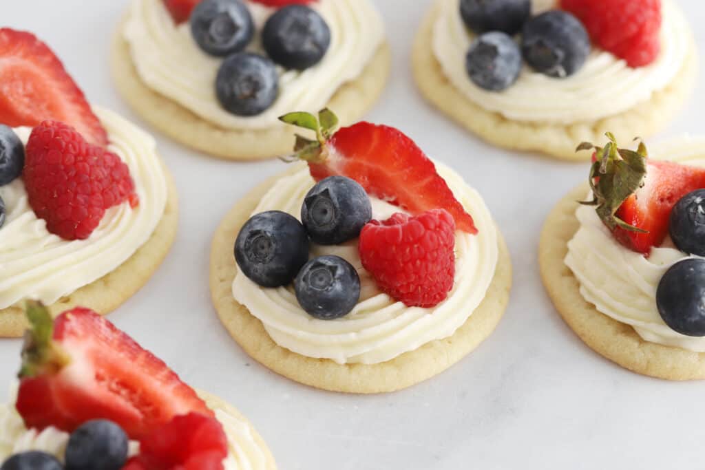 fruit pizza with cream cheese frosting, topped with berries. fruit pizza recipe easy. easy fruit pizza recipe. sugar cookie pizza, fruit pizza recipe sugar cookie. 