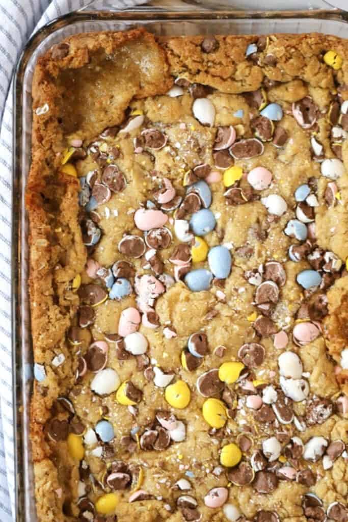how to make cadbury mini egg cookie bars, best easter dessert recipe, cookie bars recipe. 