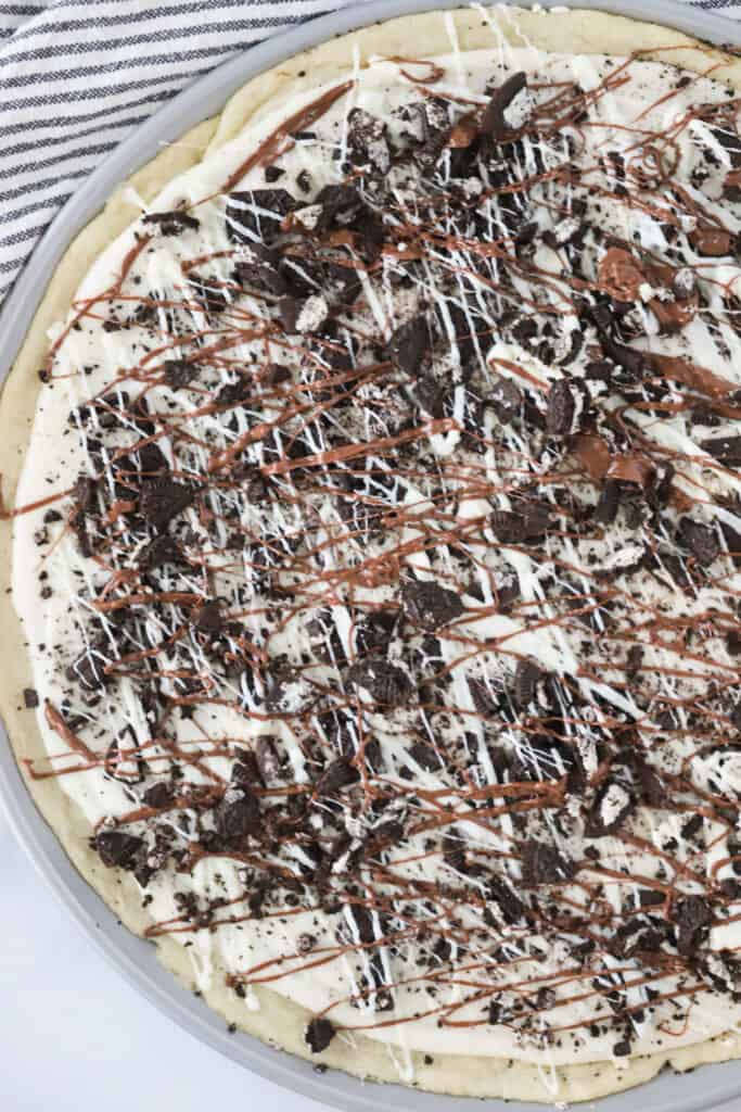 oreo pizza with chocolate drizzle on top
