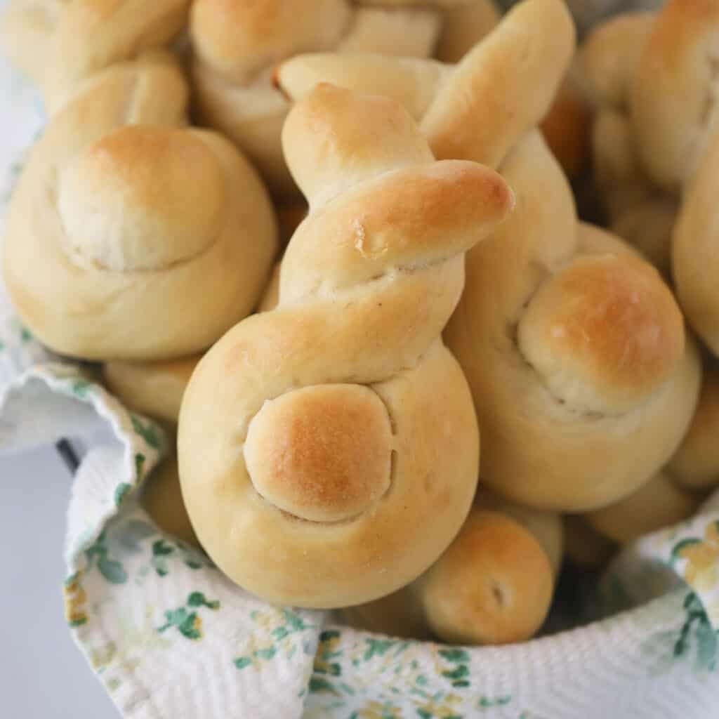 how to make bunny butt rolls, easy easter rolls for easter dinner.