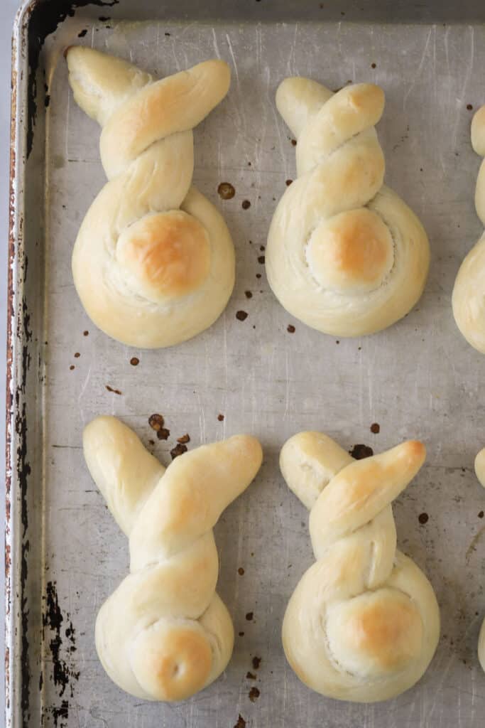 An easy and adorable easter bunny rolls recipe.