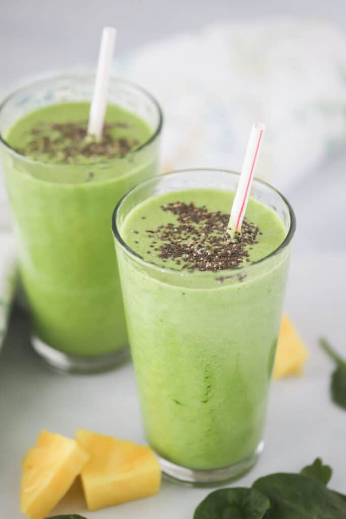 Best green smoothie recipe, an easy green smoothie made with spinach and pineapple. 