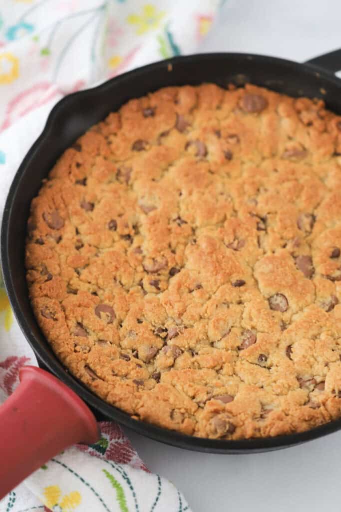 A cast iron skillet with a freshly baked cookie.