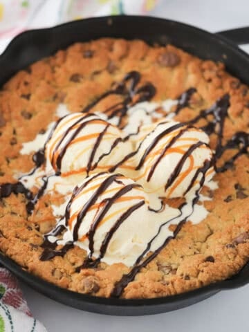 How to Make a Pizookie skillet cookie recipe