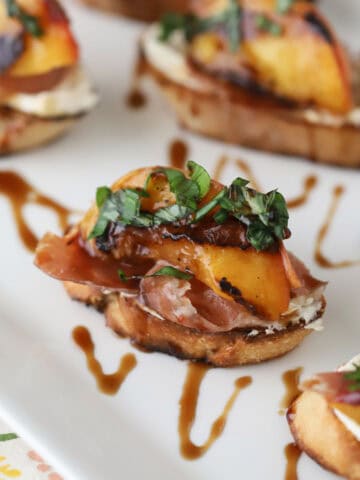 how to make Peach Crostini with sweetened cream cheese