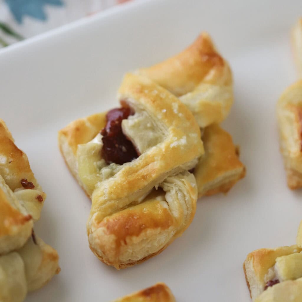 how to make brie and fig puff pastry bites holiday appetizer