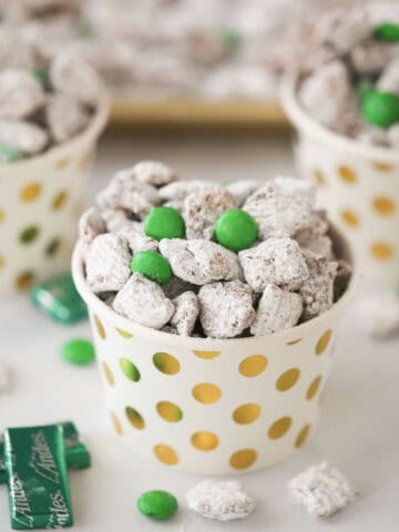 how to make Mint Chocolate Muddy Buddies recipe