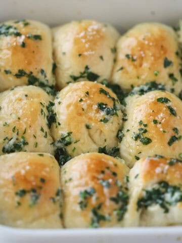 how to make garlic butter rolls, easy homemade yeast rolls with garlic and butter.