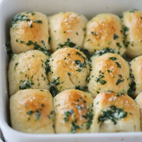 how to make garlic butter rolls, easy homemade yeast rolls with garlic and butter.